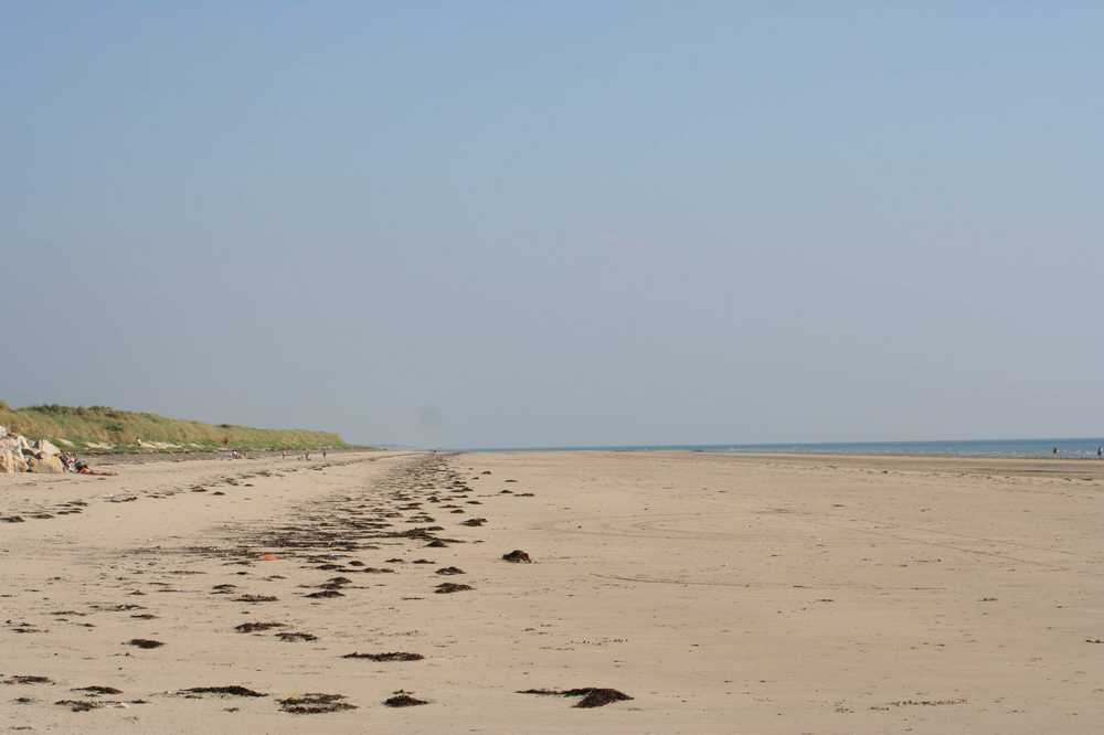 plage de denneville en face de la residence